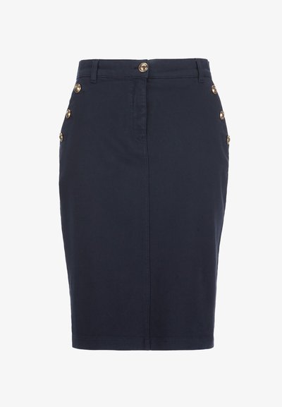 Jupe crayon bleu marine longueur genou avec des boutons dorés à la taille et sur les côtés, avec passants de ceinture et couture avant.