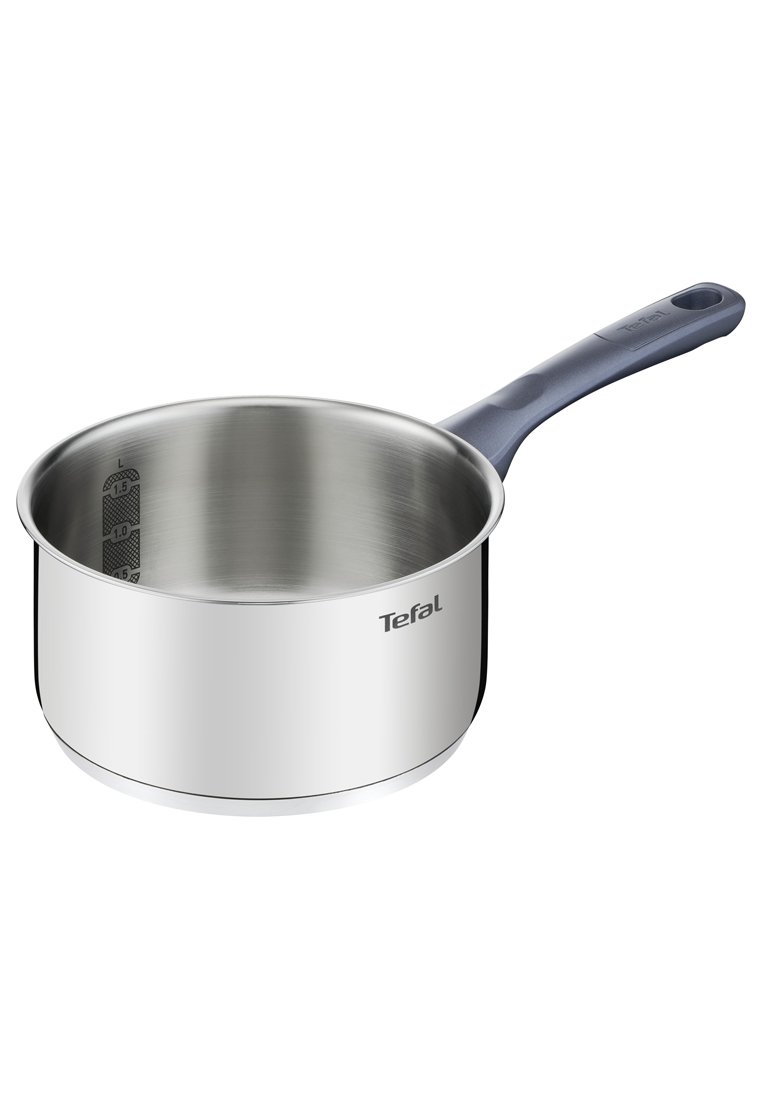 Edelstahl-Behälter mit glänzender Oberfläche, grauem Griff, Maßskalen im Inneren und einer eleganten, abgerundeten Form.