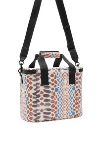 Izolowana prostokątna torba z teksturowanym, kolorowym wzorem czerwonych, niebieskich i brązowych plam. Posiada czarne uchwyty oraz regulowany pasek.