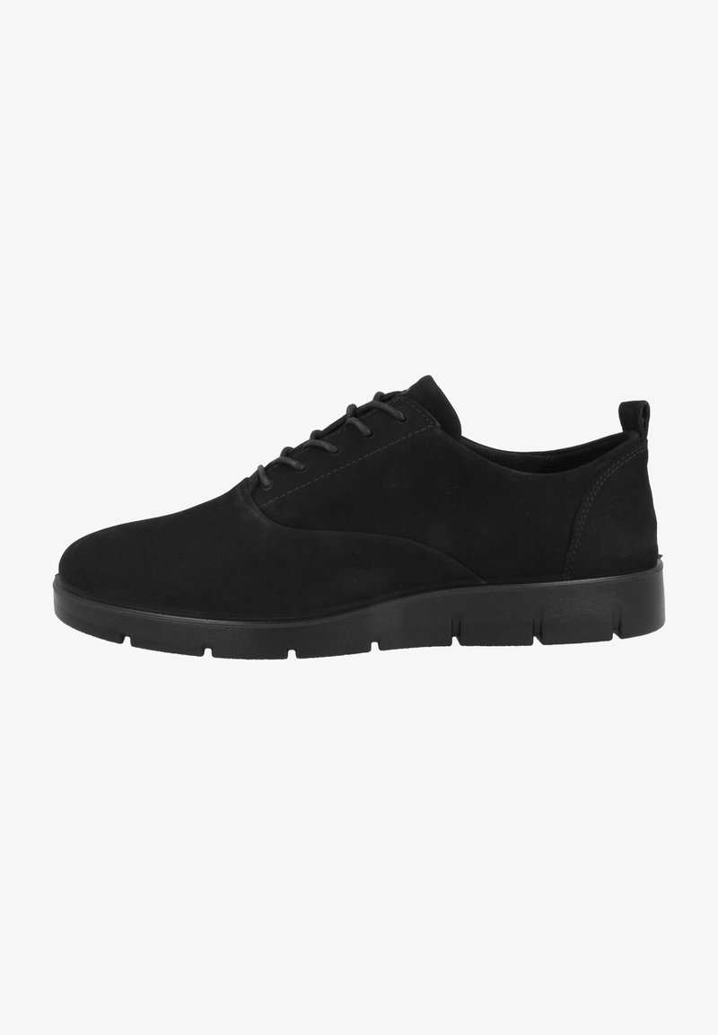 Zapato negro de ante con cordones, superficie lisa, punta redonda y suela flexible. Presenta un perfil bajo y un diseño minimalista.