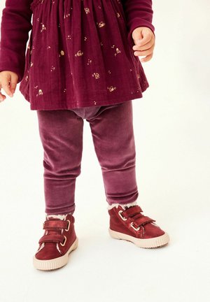 STANDARD - Medias - red
