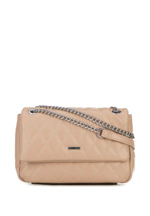 Bolso de mano beige de cuero acolchado con correa de cadena plateada y pequeño logo metálico de la marca en la solapa frontal.