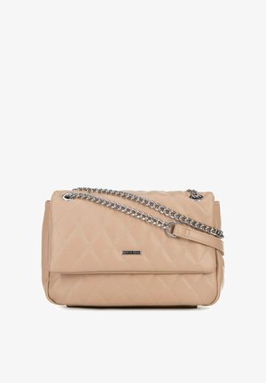 Bolso de mano beige de cuero acolchado con correa de cadena plateada y pequeño logo metálico de la marca en la solapa frontal.