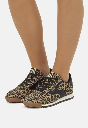 Sneaker con stampa leopardata su base color cammello, dettagli neri e tessuto testurizzato. Presenta un design con lacci e suola in gomma per una buona aderenza.
