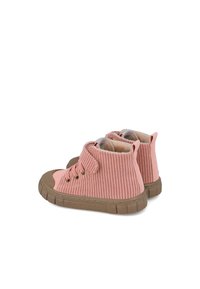 Zapatillas de caña alta de sarga rosa con un forro suave, suelas de goma marrón y ojales de metal para los cordones. Presenta una textura acanalada y lengüetas de tiro en bucle.