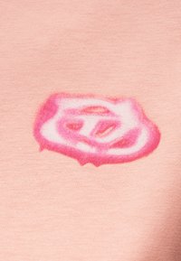 Ροζ ύφασμα με μικρό, αφηρημένο, ακανόνιστο σχήμα σε λευκούς και πιο σκουρούς ροζ τόνους στο κέντρο του.