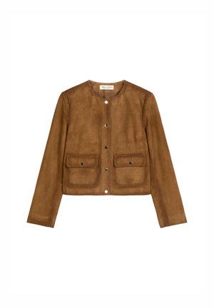 Veste en suede marron avec un col rond, des manches longues et deux poches plaquées à l'avant. Présente des fermetures à pression et une finition douce et texturée.