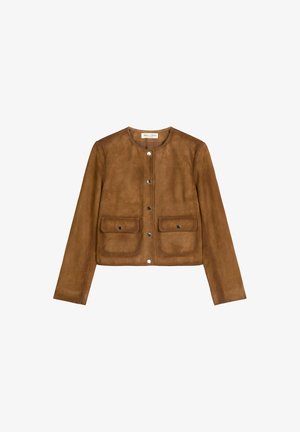 Giacca in suede marrone con collo rotondo, maniche lunghe e due tasche anteriori applicate. Presenta chiusure a scatto e una finitura morbida e testurizzata.