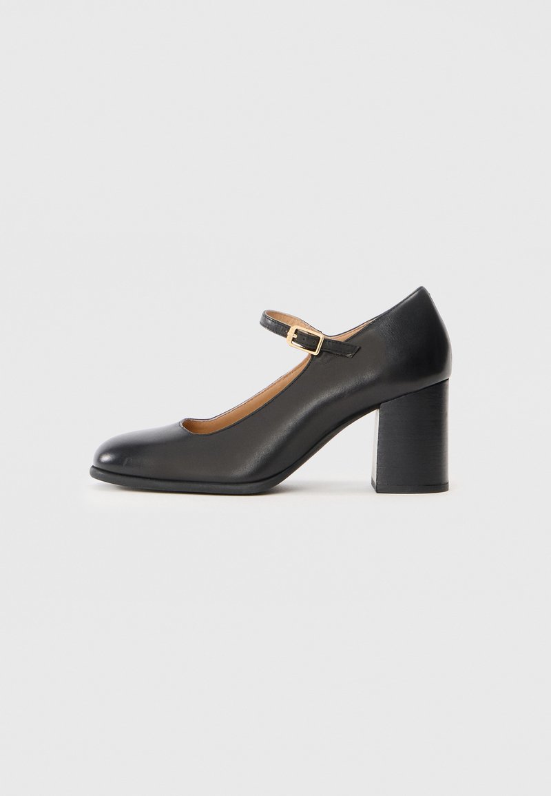 Mary Jane nera in pelle con punta arrotondata, cinturino regolabile e tacco a blocco chunky. Superficie liscia con finitura lucida.