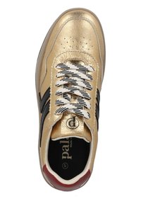 Sneaker in pelle dorata con strisce nere, finitura testurizzata, lacci bianchi e neri a motivo, dettagli rossi sul tallone e colletto imbottito.