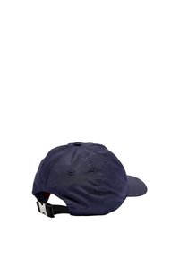 Gorra de béisbol azul marino hecha de nailon, con visera curva, correa ajustable en la parte trasera y una textura sutil. Sin logotipos ni patrones visibles.