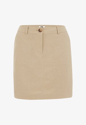 Falda mini de lino beige con cierre de botón frontal, trabillas para cinturón y bolsillos laterales; textura suave y silueta ajustada.