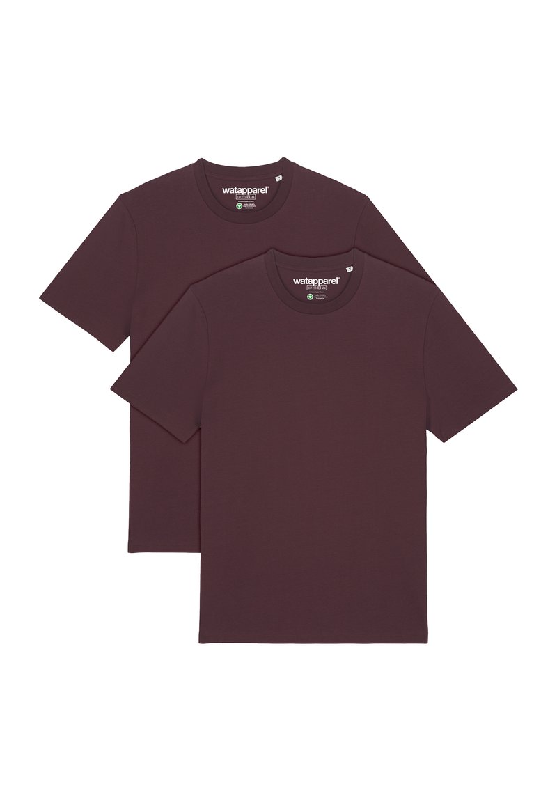 Deux t-shirts à manches courtes, col rond, de couleur bordeaux foncé. Fabriqués en coton, ils présentent une texture lisse et un design minimaliste.