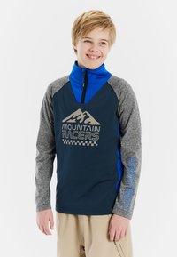 Sudadera de forro polar en azul marino y gris con media cremallera, que presenta un gráfico de montañas y el texto "MOUNTAIN RACERS". Mangas largas en gris, logo en la manga derecha.