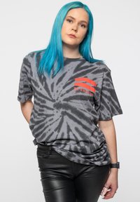 Paradiso Clothing ED SHEERAN EQUALS DYE WASH - Print T-shirt - black