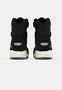 Juodos žieminės boots su paminkštintu viršumi, kulkšnių palaikymu, reguliuojamais dirželiais ir tekstūruotu baltu padu, turinčiu tamsų gumos padas.