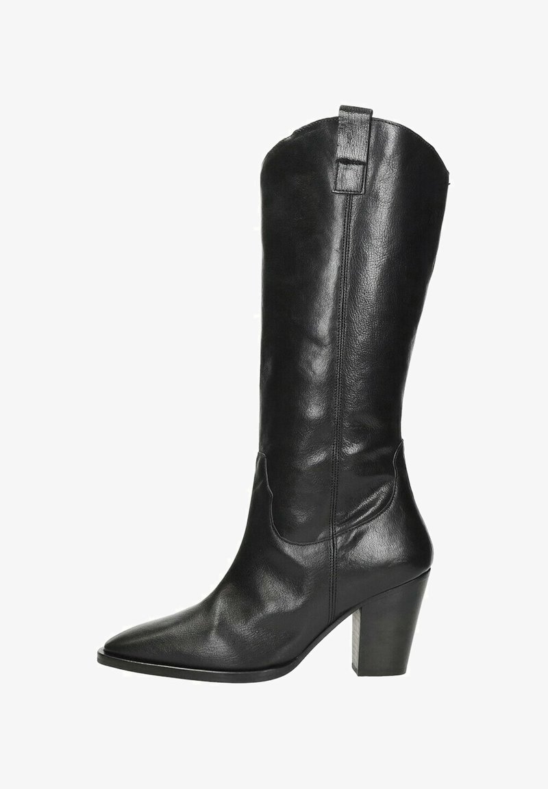Schwarze Lederstiefel bis zum Knie mit spitzem Schuhzeug und Blockabsatz. Glatte Textur mit gewelltem Schaft und seitlicher Nahtdetail.