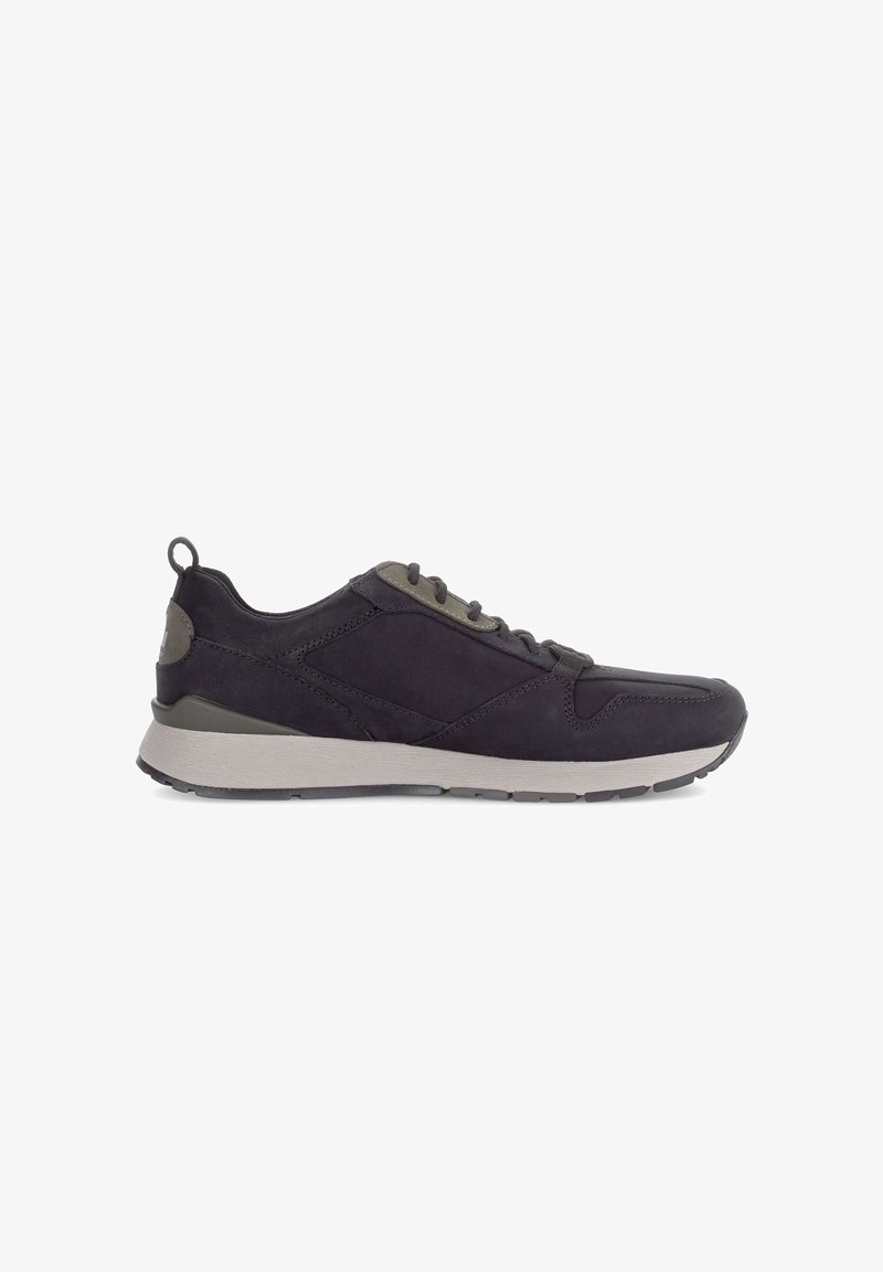 Zapatilla deportiva de ante en azul marino oscuro con acentos grises, diseño con cordones, paneles texturizados y una suela ligera y acolchada.