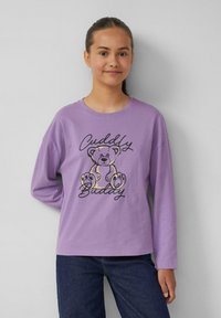 Paarse langemouwen t-shirt met een grafische afbeelding van een teddybeer en de tekst "Cuddly Buddy" in zwarte cursieve letters, gemaakt van zachte katoen.