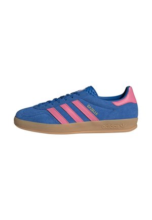 Baskets Adidas Gazelle en daim bleu avec des bandes roses, languette de talon rose et semelle en gomme sur fond blanc.