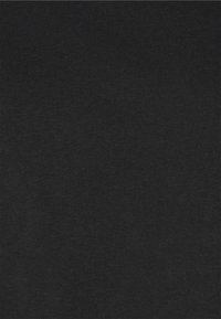 Svart bomullstyg med en slät, något texturerad yta. Enhetlig färg, inga synliga mönster eller detaljer. Lämplig för olika klädesplagg.