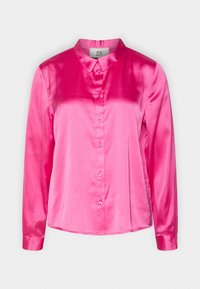 Blouse en satin rose vif à manches longues avec col et boutons devant, présentée sur un fond uni gris clair.