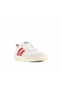 Sneaker blanc avec rayures rouges, en tissu texturé, semelle en caoutchouc et détails en relief. Présente un design à lacer et une étiquette de langue de marque.