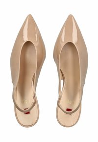 Beżowe lakierowane czółenka na szpilce z otwartym tyłem i wyciętymi bokami, charakteryzujące się gładką fakturą i wytłoczonym logo na wkładce.