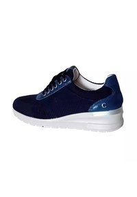 Sneaker blu navy realizzati in tessuto mesh con accenti in pelle verniciata, dotati di suola in gomma bianca, punta rotonda e design con lacci.