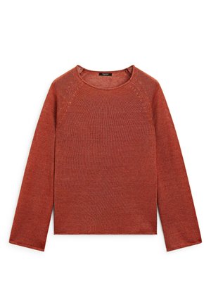 Pull en tricot à manches longues de couleur orange rouille avec un col rond et de subtils détails texturés au niveau des coutures des épaules.