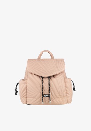 Gequiltes roze rugzak met een opklapbare klep, verstelbare zwarte aantrekkoorden, zijvakken en een handvat aan de bovenkant voor gemakkelijk dragen.