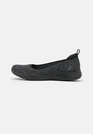 Ciemnoszary but typu slip-on z dzianiny z niską czarną gumową podeszwą i pętelką na pięcie, boczny detal z logo.