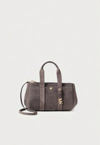 Pelēka zamšādas soma ar divām rokturiem, regulējamu plecu siksnu, zelta krāsas metāla akcentiem un neskaidru logotipa detaļu priekšpusē.