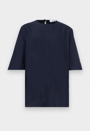 Blusa de manga corta azul marino con escote redondo y pequeño cierre de botón en la parte trasera, presentada sobre un fondo blanco.