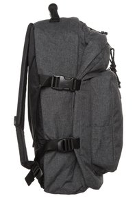 Zaino in tessuto grigio con finitura testurizzata, dotato di spallacci regolabili, tasche laterali e clip in plastica nera per una chiusura sicura.