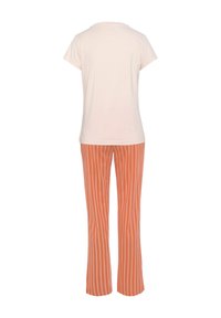 Camiseta de manga corta de color rosa claro combinada con pantalones a rayas naranjas y blancos, con un corte relajado y textura suave.