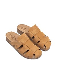 Sandali in suede marrone con design superiore intrecciato e punta aperta. Plantare in sughero, suola piatta e logo impresso sulla soletta.
