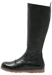 Bota de cuero negra hasta la rodilla con suela plana marrón y sutiles detalles de costura, vista lateral.