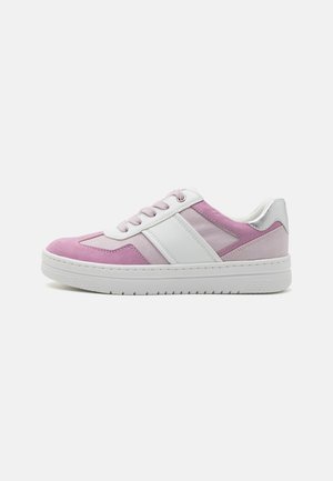 Low-top sneaker med lyserøde ruskind og stofpaneler, hvid læder side-stribe, hvide snørebånd, sølv hældetalje og hvid gummisål.