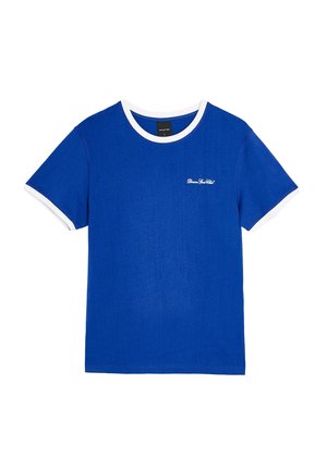 Niebieska koszulka z krótkim rękawem z białą lamówką na kołnierzu i rękawach, mały biały haftowany napis na lewej piersi.