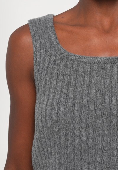 Grå, ribbestrikket tanktop med vid scooped halsutskjæring og tykke skulderstropper. Teksturen er myk med vertikale linjer gjennom hele.