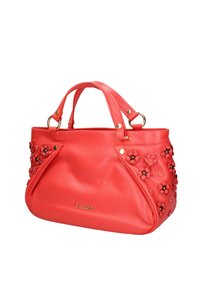 Borsa in pelle corallo con applicazioni floreali, hardware color oro, doppi manici e design angolare. Superficie texturizzata con bordi arrotondati.