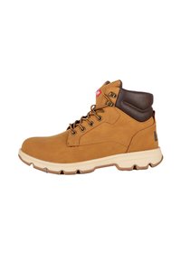 Stivali da trekking in pelle marrone con una forma strutturata, colletto imbottito e suola in gomma beige a contrasto. Presenta occhielli in metallo e logo di accento.