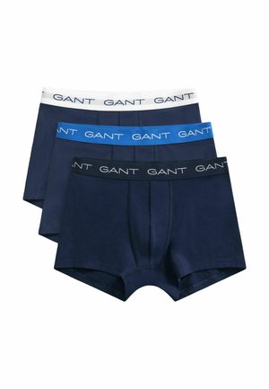 Tre boxer blu navy con fascia elastica in bianco, blu e nero, ciascuno con la scritta GANT.