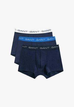 Tre boxer blu navy con fascia elastica in bianco, blu e nero, ciascuno con la scritta GANT.