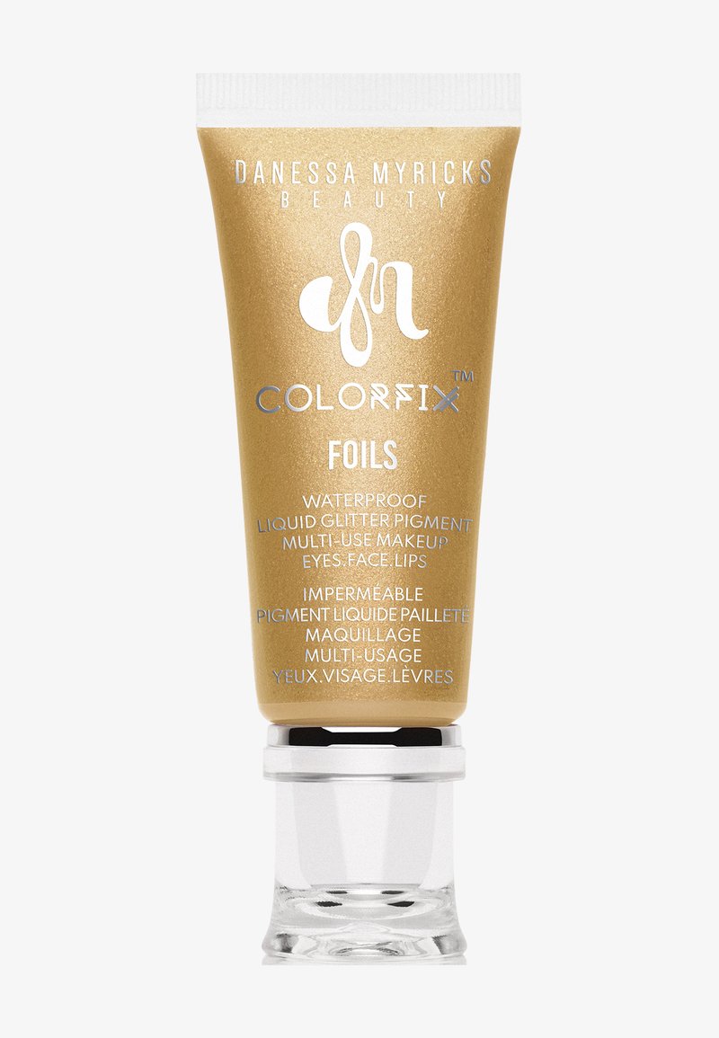 Gouden tube van Danessa Myricks Colorfix Foils, waterdichte vloeibare glitterpigment voor ogen, gezicht en lippen, met zilveren accenten en een doorzichtige dop.