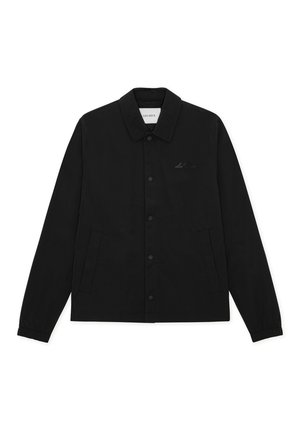 Μαύρο σακάκι με κουμπιά, γιακά με γιακά, δύο πλαϊνές τσέπες, ελαστικά μανίκια και διακριτική λεπτομέρεια λογότυπου στο στήθος. Κατασκευασμένο από λείο ύφασμα.