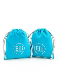Du mieli turkio spalvos raištelių maišeliai, pagaminti iš minkštos medžiagos, kiekvienas su balta apvalia logo, kurioje yra tekstas "Elli by Julie & Grace."