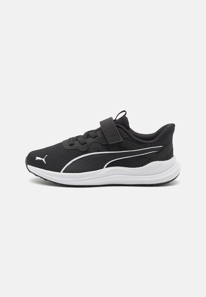 Chaussure de sport noire avec tige en mesh, accents blancs, bande velcro, col rembourré et semelle en caoutchouc, conçue pour le confort et le soutien.