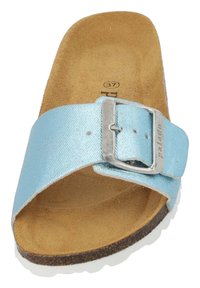 Sandal in slide di colore blu chiaro con finitura in satin, suola in pelle e una fibbia in metallo argentato. Plantare in sughero con suola in gomma bianca.
